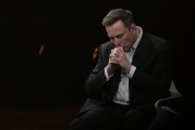 梦见游泳特斯拉股价收涨超3%：特朗普无意沟通，马斯克父亲劝儿子低头