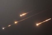 梦见游泳伊朗以导弹齐射回应以色列的大规模袭击